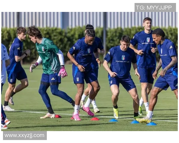 足球明星齐聚一堂合影留念展现团结与友谊的精彩瞬间